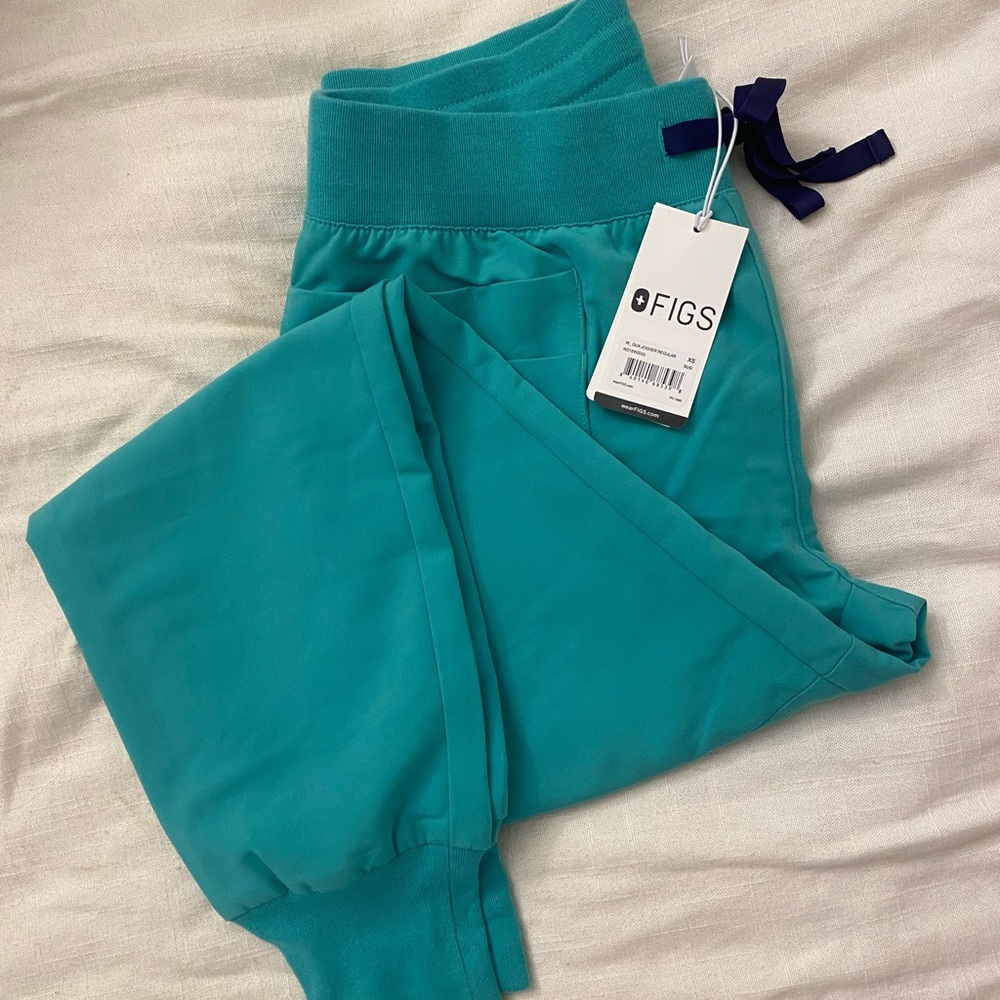 NWT figs surgical green - joggers